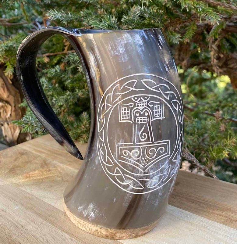 Vikingkrus av horn, Thors hammer og bord