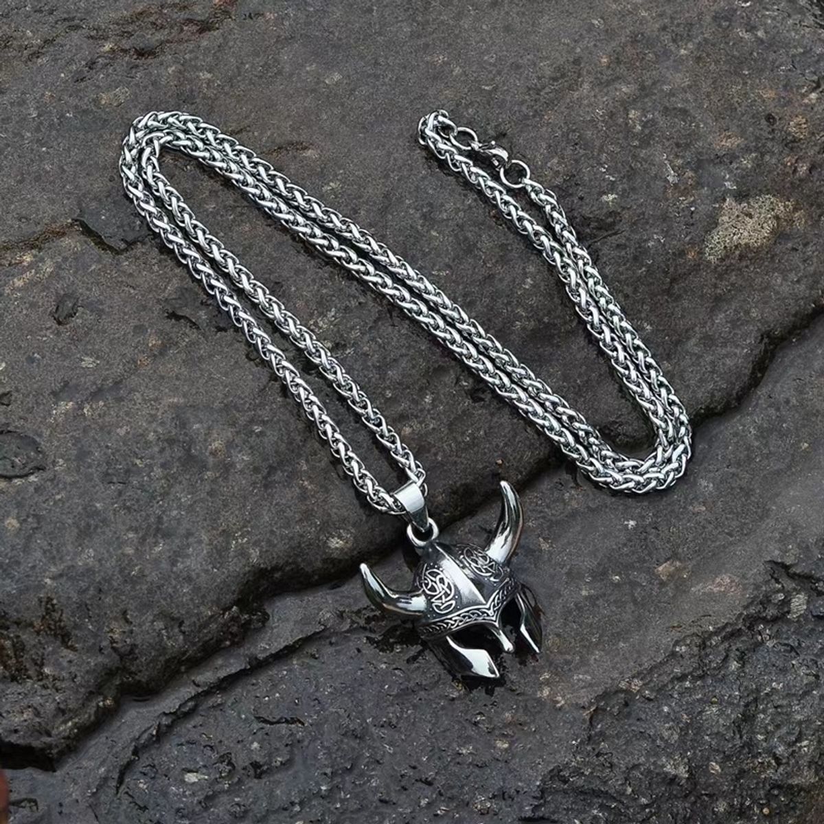 Vikingsmykke, Vikinghjelm